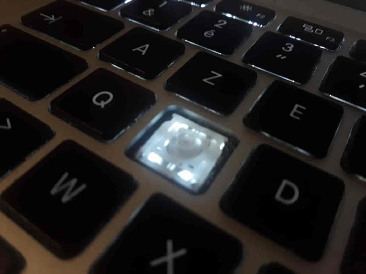 Comment j'ai réparé mon clavier Macbook Pro pour 1 euro, la suite va vous étonner
