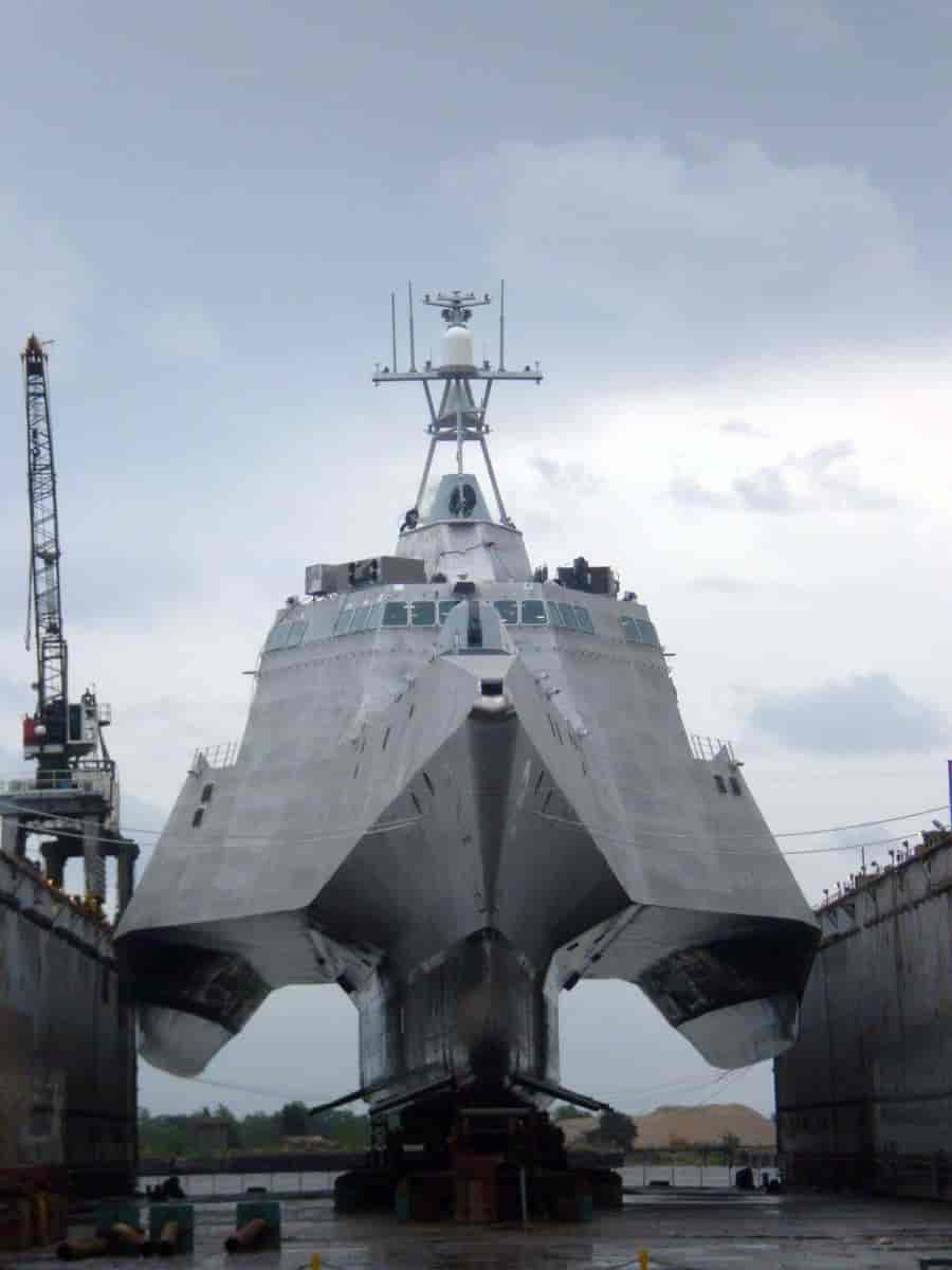Un bateau de guerre américain hors de l'eau 