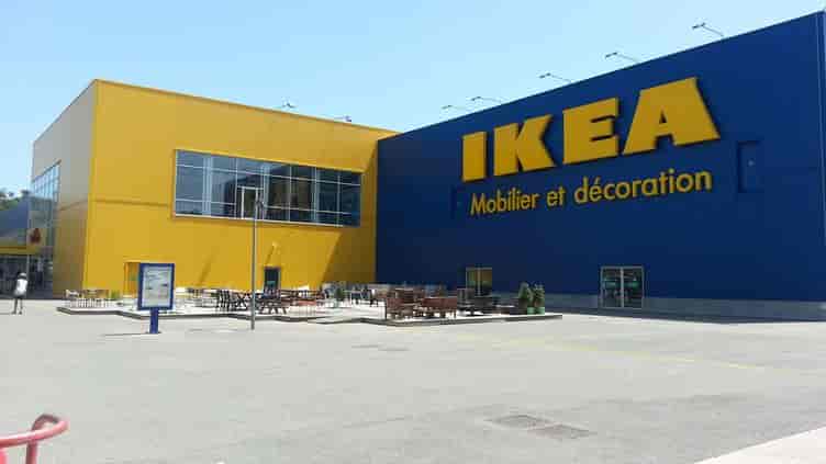 En soutien à l'Ukraine, Ikea peint ses magasins aux couleurs du drapeau.