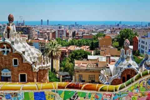 Hello, je dois aller visiter Barcelone cette semaine en famille, vous me conseillez quoi à voir à part La Segra Familia et les Ramblas ? Merci.