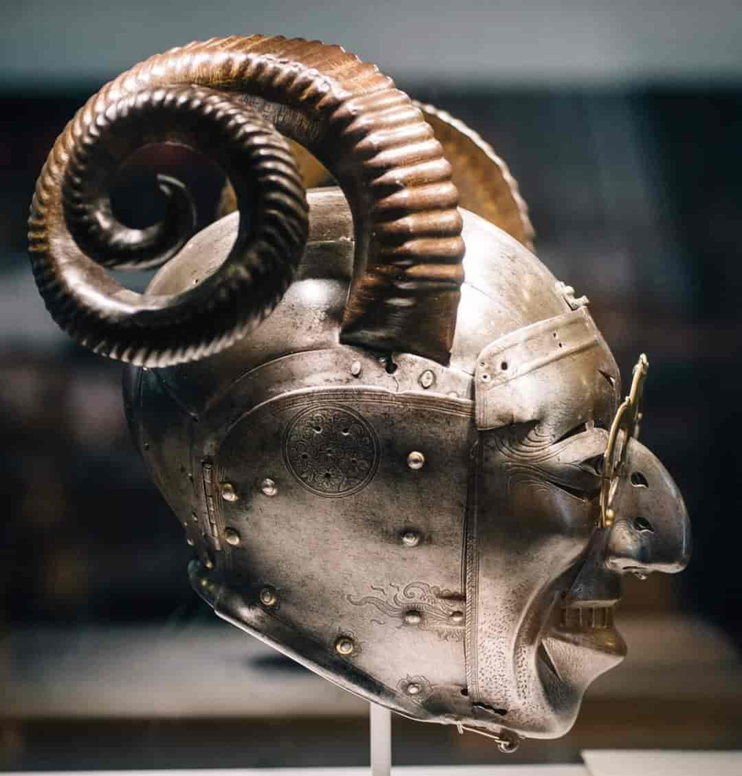 Le casque à cornes d'Henri VIII, seul survivant d'une armure complète fabriquée par Konrad Seusenhofer entre 1511 et 1514. L'armure était un cadeau de l'empereur romain germanique Maximilien Ier au roi d'Angleterre Henri VIII, suite à leur alliance dans la guerre de la Ligue de Cambrai.