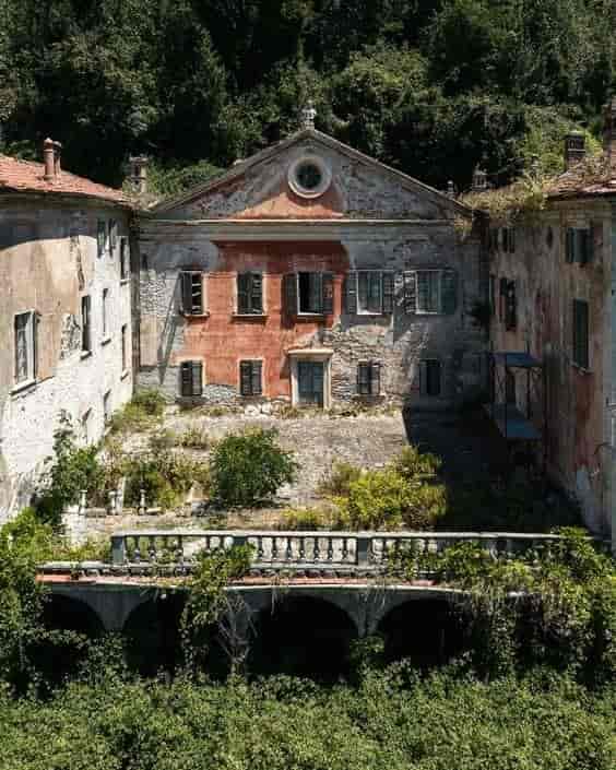 Domaine abandonné en Italie, vieux de 400 ans, où vivait la plus jeune sœur de Napoléon Bonaparte.