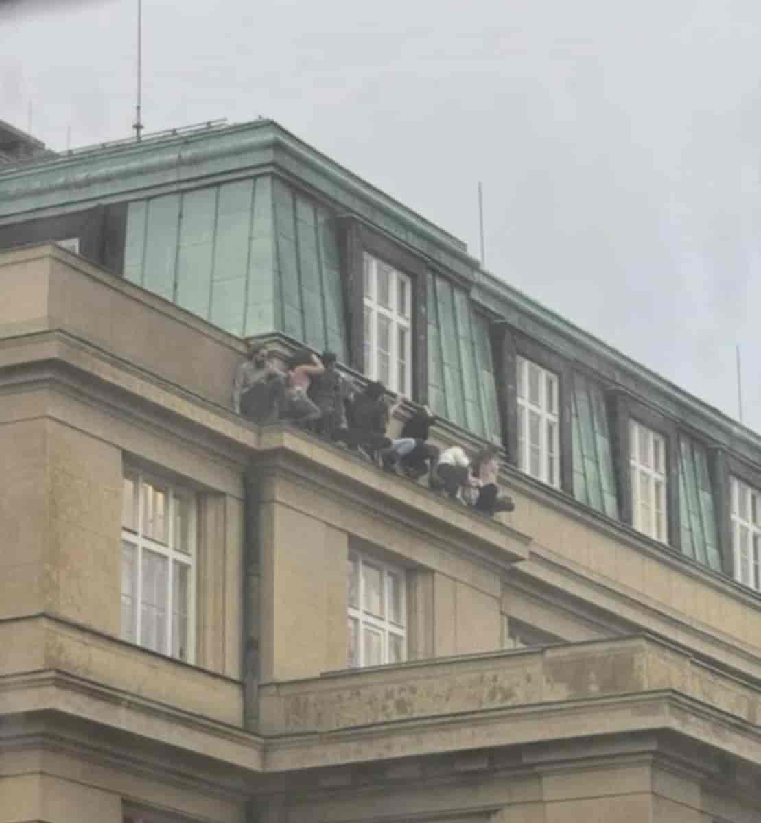 Des étudiants se cachent sous une fenêtre lors de la fusillade à l'Université Charles de Prague