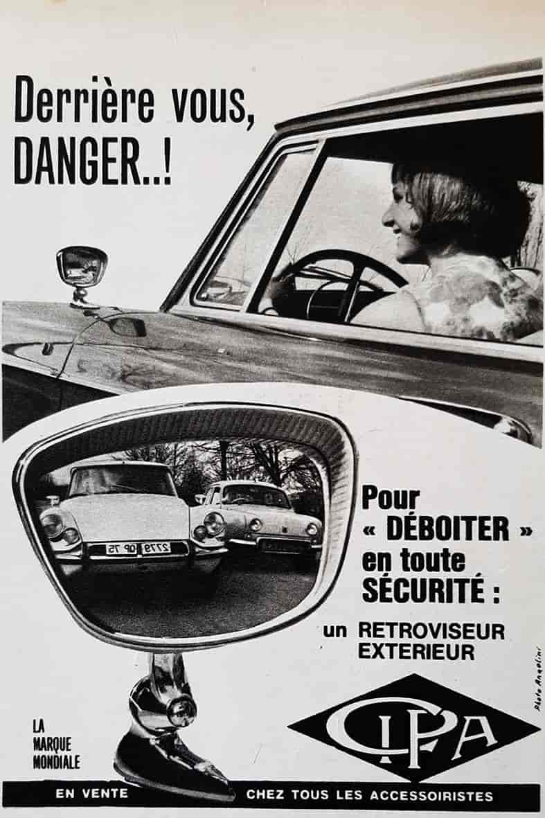 Le rétroviseur gauche a été rendu obligatoire en France par décret le 1er juillet 1972, s'appliquant à la totalité des véhicules à quatre roues. Le réglage devait rester possible depuis le siège conducteur tout en étant installé sur la carrosserie.