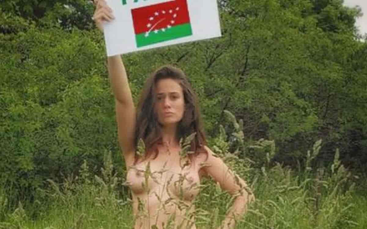 L’actrice Lucie Lucas s’affiche nue pour défendre les agriculteurs bio. (2021)