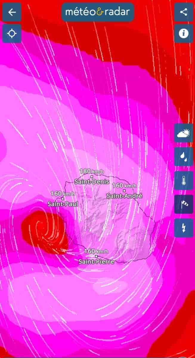 La Réunion dans l'œil du cyclone. Placée en alerte violette, plus haut niveau d'alerte. Confinement stricte, personne n'est autorisé à circuler même les secours.