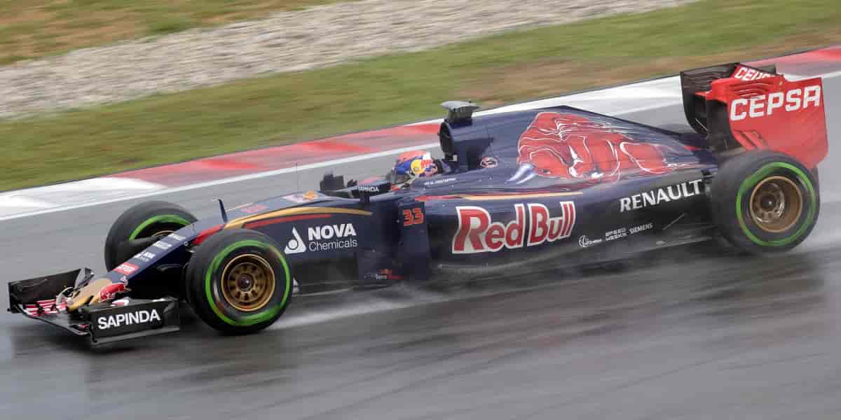 Le 15 mars 2015, à l'âge de 17 ans et 166 jours, Max Verstappen entame sa carrière de pilote de Formule 1 au sein de la Scuderia Toro Rosso et devient le plus jeune pilote à prendre le départ d'un GP de Formule 1