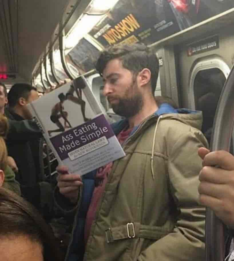 Image rare d'une personne dans le métro sans son smartphone.