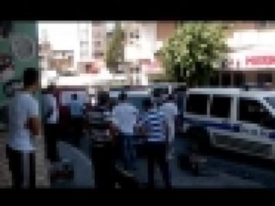 La police turc tire à bout portant sur un mec dans la rue