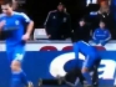 Eden Hazard kick un ramasseur de balle 