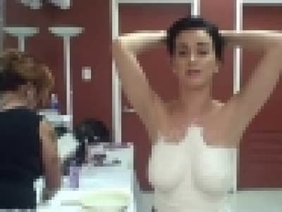 Katy Perry vend ses boobs
