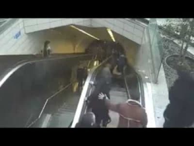 Un homme se fait avaler par un escalator