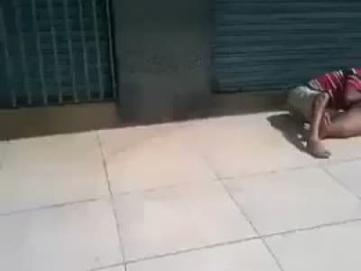 Femme morse qui se fait lecher la chatte dans la rue sur fond de musique brésilienne