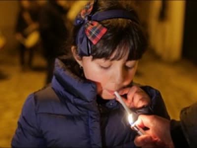 Un village laisse ses enfants fumer