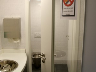 https://www.20minutes.fr/monde/1643579-20150701-grande-bretagne-enquete-cours-deces-adolescente-phobique-toilettes