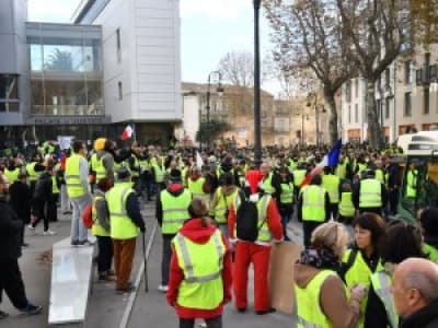 Narbonne : Auteur de tags injurieux contre Emmanuel Macron, un jeune père de famille ...