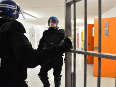 http://www.lefigaro.fr/actualite-france/2019/03/05/01016-20190305ARTFIG00087-alencon-un-detenu-radicalise-poignarde-deux-surveillants-penitentiaires.php