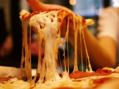 https://www.lebonbon.fr/paris/news/une-pizza-154-fromages-rentre-dans-le-livre-des-records/