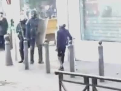 Un policier humilie un manifestant invalide
