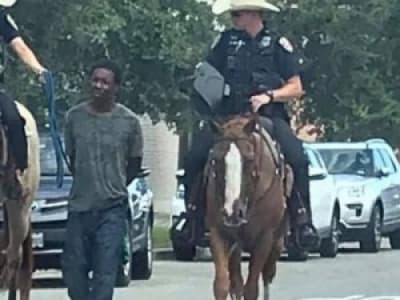 Au Texas, des policiers à cheval mènent un homme noir avec une corde
