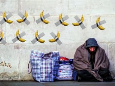 Un SDF a scotché 10 bananes sur un mur