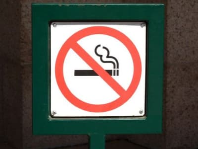 La Nouvelle-Zélande va interdire à ses citoyens nés après 2008 d'acheter des cigarettes