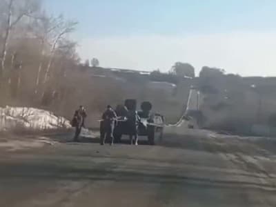 Insolite : un Ukrainien a croisé un blindé russe en panne sur une route et a demandé aux soldats &quot;s’ils voulaient qu’il les ramène en Russie&quot;. (Source : NEXTA)