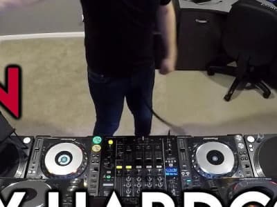DJ Cotts - Ultimate Japan 4 - Happy Hardcore Mix. ça peut faire une session sportive type hits de 28 min
