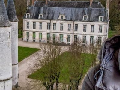 À 35 ans, Antoni Calmon, médecin et fils d'agriculteur, décide d'acheter aux enchères - en avril 2021 - le château de Dampierre, situé dans l'Aube, à 30 minutes de Troyes, avec pour objectif de le restaurer sur plusieurs années.