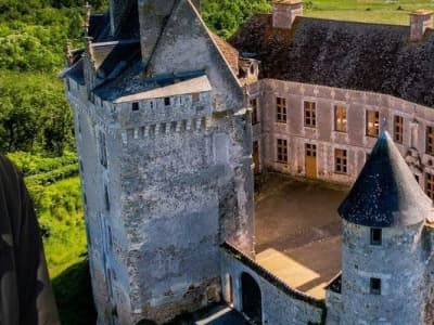 Découvrez l'histoire, l'intérieur et la restauration en cours du Château du Bouchet (Indre), surnommé le &quot;Géant de la Brenne&quot;.