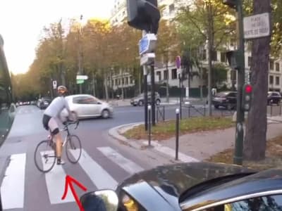 Dans Paris à vélo on dépasse les autos. À vélo dans Paris on dépasse les taxis