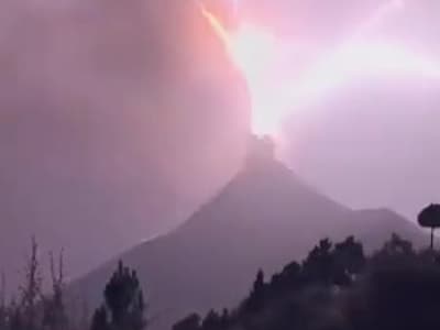 Foudre sur un volcan actif au Guatemala