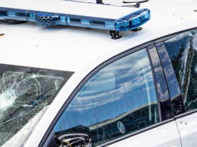 Marche contre les violences policières : une voiture de police attaquée