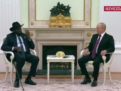 Poutine aide le président du Soudan du Sud à mettre son oreillette