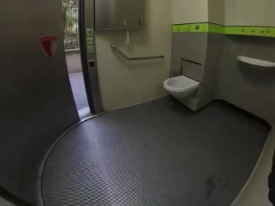 Auto-nettoyage d’un WC public parisien