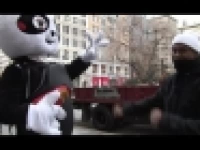 Un homme déguisé en panda sert de défouloir 